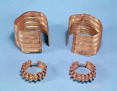 Dos brazaletes facetados abiertos y un par de pendientes, de la tumba principesca de Sainte-Colombe, Côte d